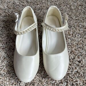 Little girl, flower girl ( jr brides maid shoe) 
Off white, bow, pearls.